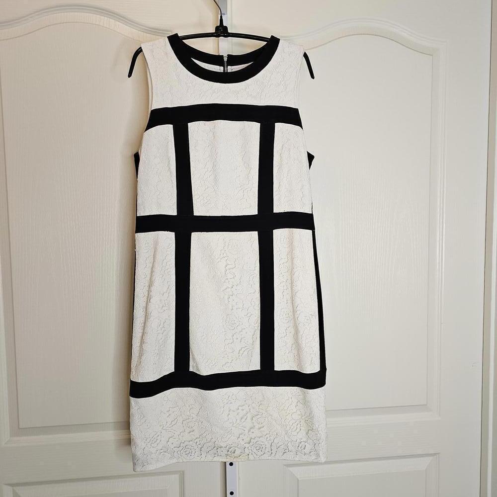 Elegant Black and White Sleeveless Dress by Moginn